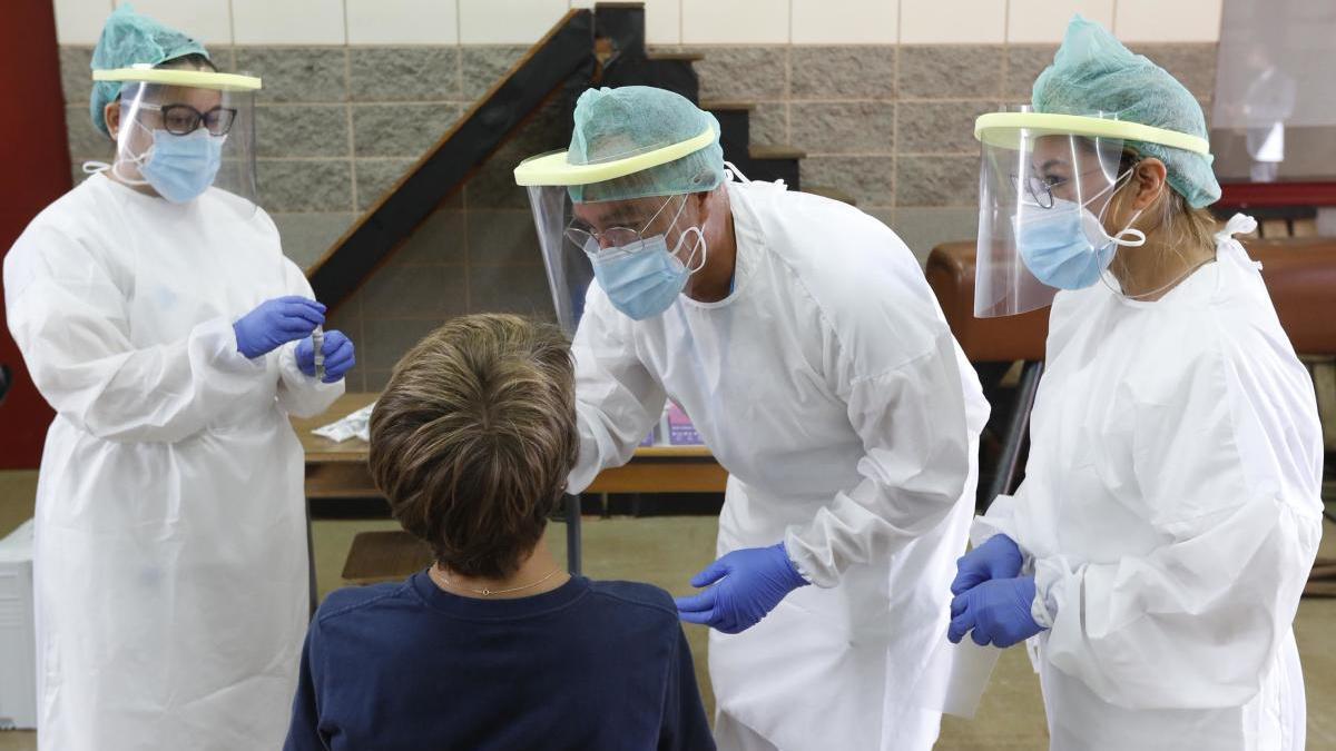 Sanitaris fent una prova de coronavirus en una escola de Girona