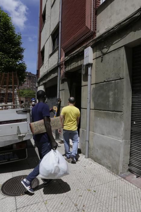 Vuelven vecinos desalojados en un barrio de Oviedo