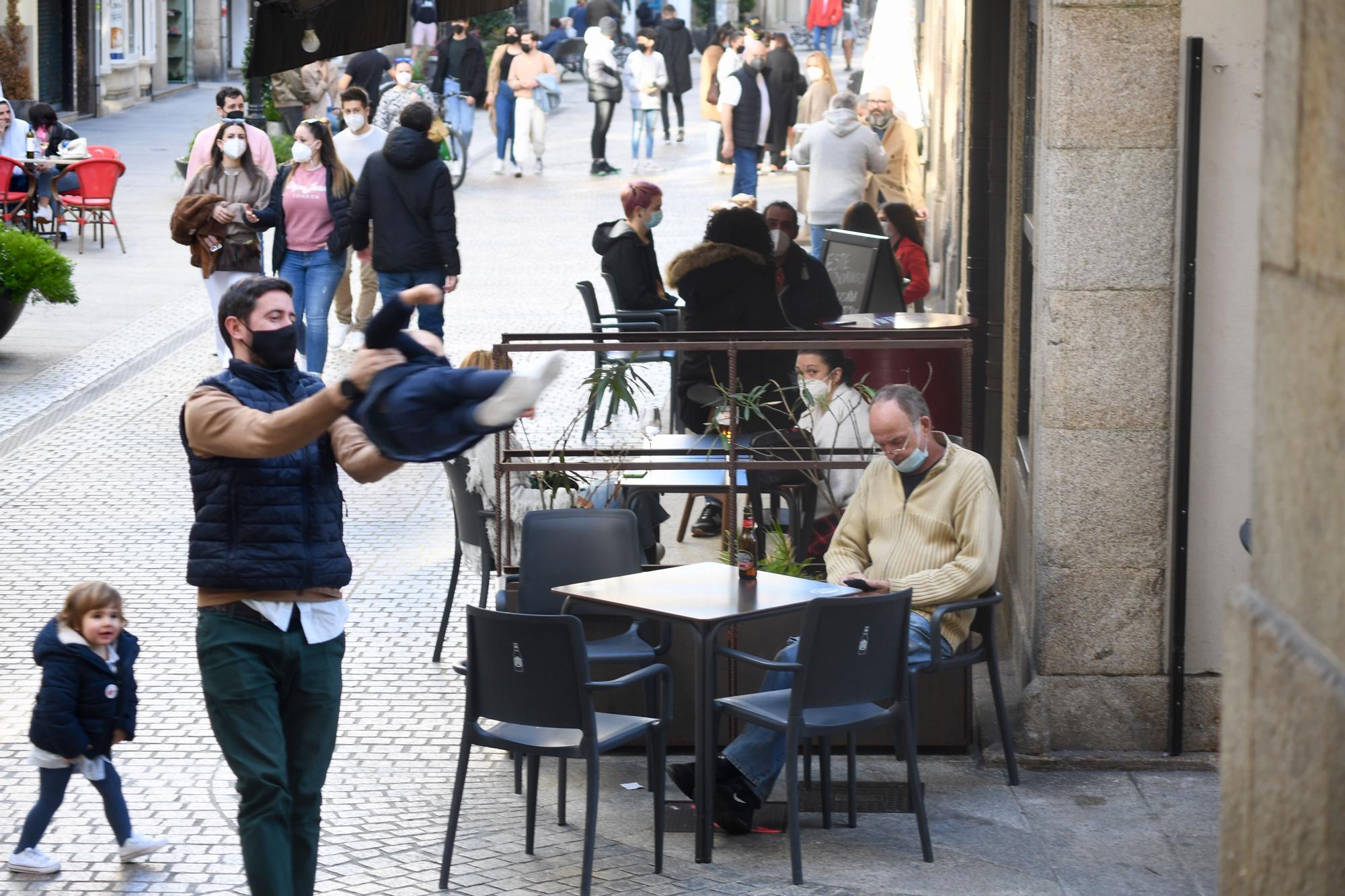 Sol, playa, paseos y terrazas llenas con señalización segura en A Coruña