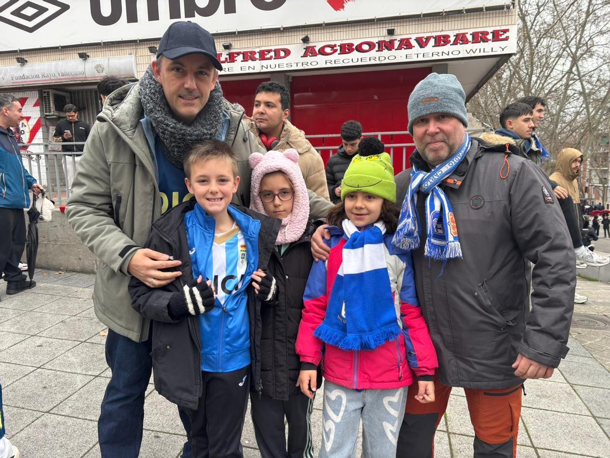 FOTOS: Indignación entre los aficionados azules por la suspensión del partido del Rayo Vallecano y el Real Oviedo FOTOS: Indignación entre los aficionados azules por la suspensión del partido del Rayo Vallecano y el Real Oviedo