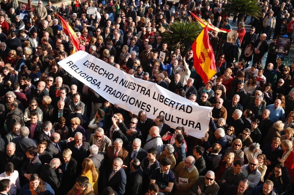 Los cofrades se manifiestan por la Semana Santa tradicional