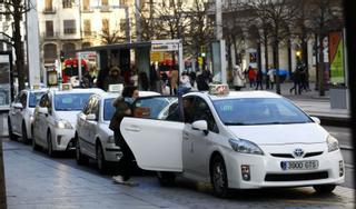 La falta de relevo generacional y de coches ‘aparca’ 60 taxis en Zaragoza