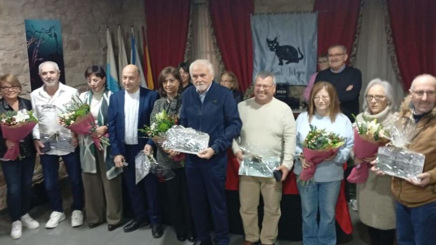 Los socios homenajeados con los obsequios recibidos. |  FdV