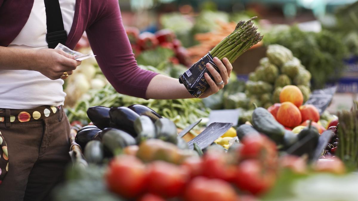 Comprando frutas y verduras.