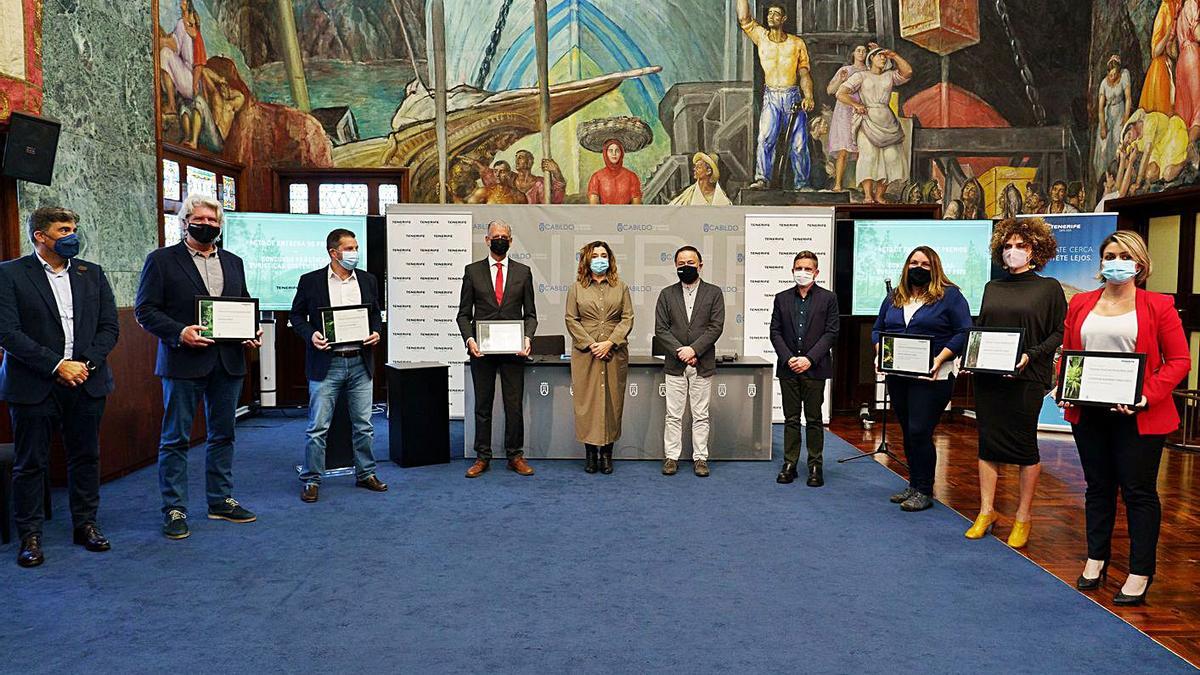 Imagen de grupo de los galardonados con sus respectivos premios en el Salón Noble del Cabildo.