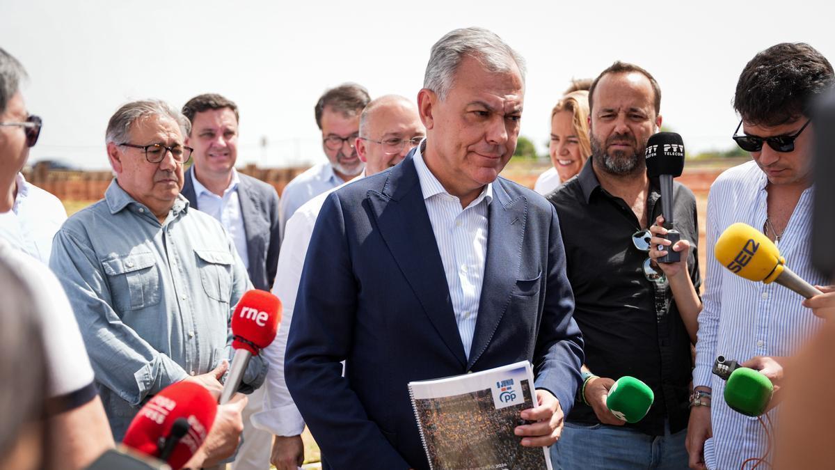 El alcalde de Sevilla, José Luis Sanz atiende a los medios de comunicación.
