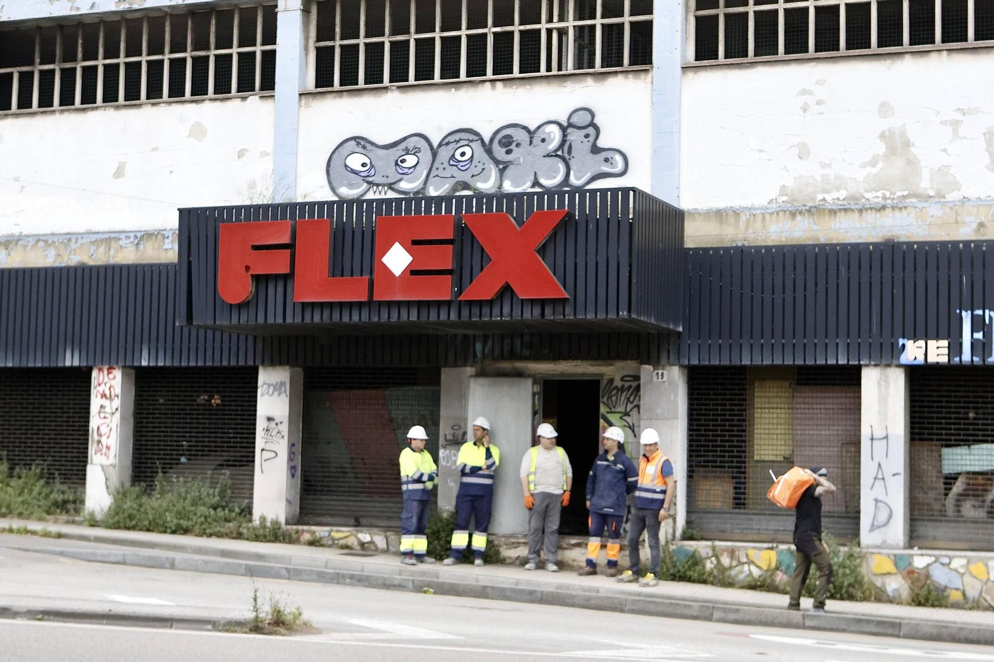 El inicio del derribo de la nave de Flex en La Calzada, en imágenes