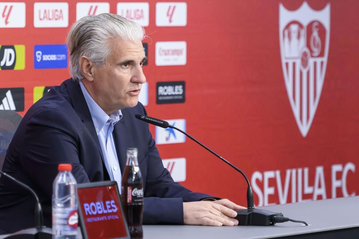 El director deportivo del Sevilla, Antonio Cordón, en la presentación oficial del nuevo técnico del Sevilla, Luis García Plaza, en el Ramón Sánchez Pizjuán