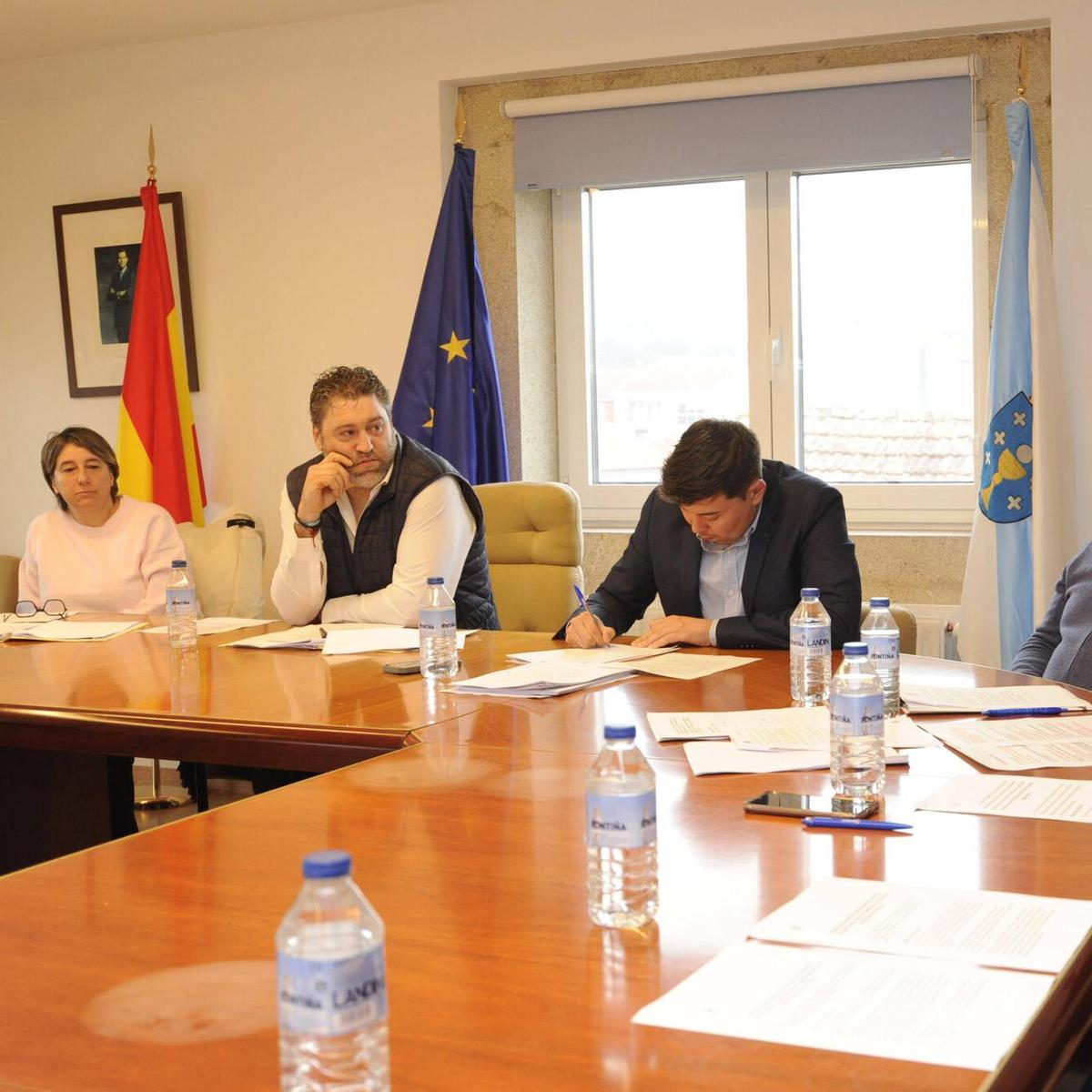 El alcalde de Agolada en un pleno, a la derecha del secretario e interventor municipal.