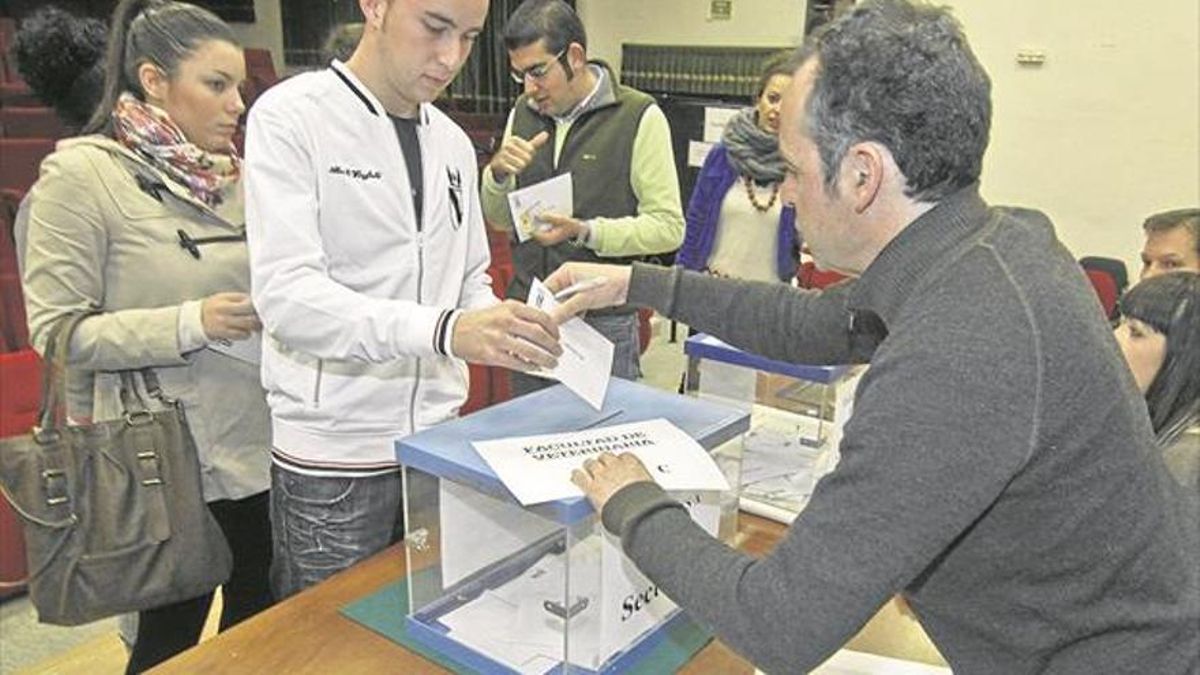 Miembros de la UEx durante una votación.