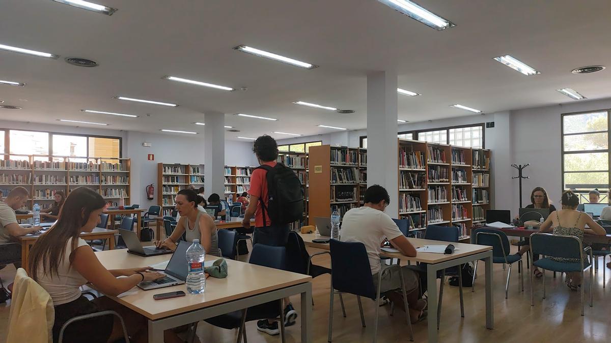 La sala de estudio de la biblioteca llena de nuevo de estudiantes tras la reparación del aire.