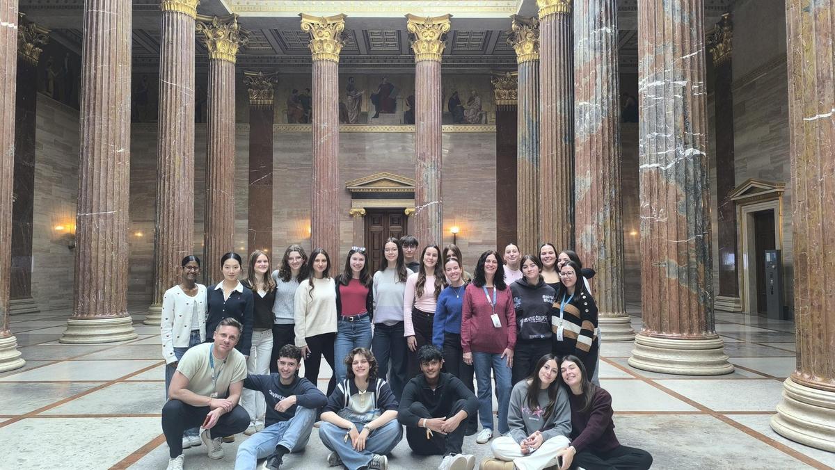Alumnos durante el intercambio, visitando hitos de Austria