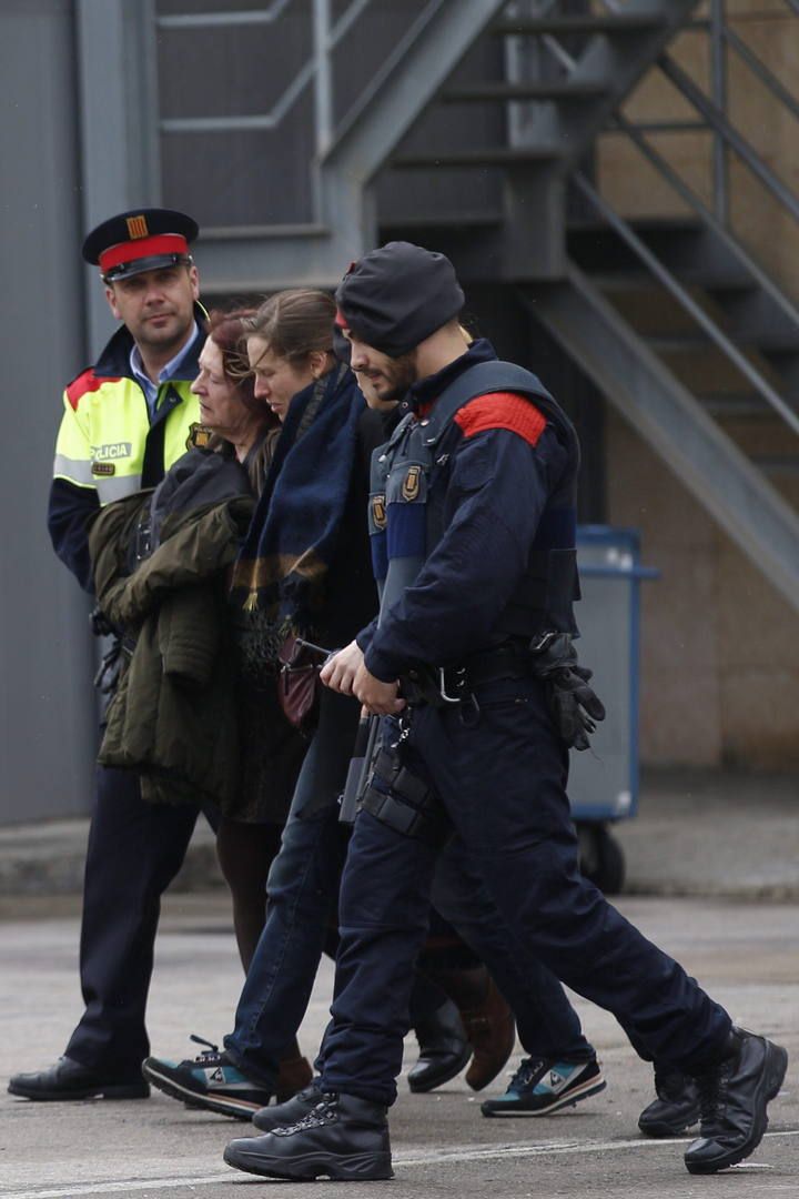 Los familiares de los pasajeros llegan al aeropuerto del Prat