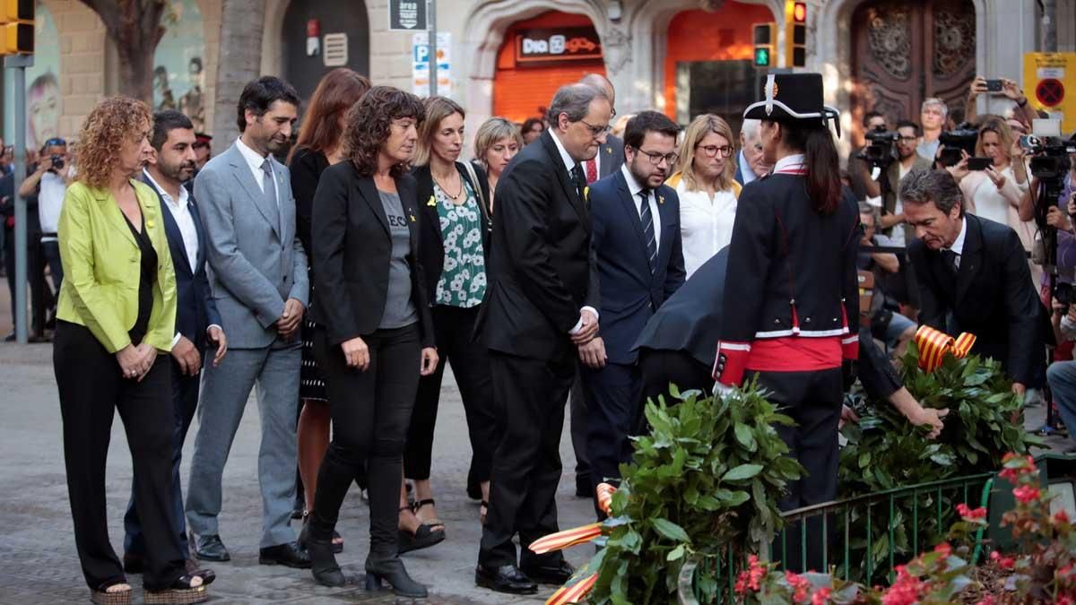 Quim Torra y Ada Colau, en la tradicional ofrenda al monumento de Rafael Casanova por la Diada.