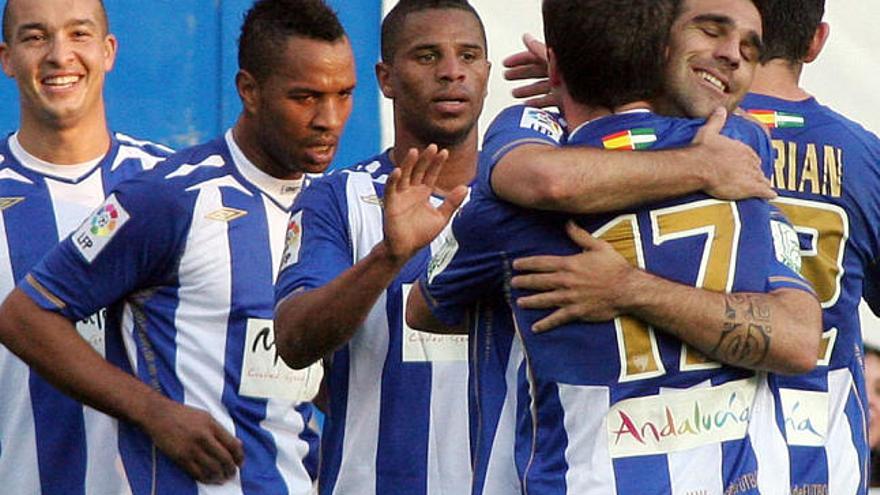 Gol. Numerosos jugadores malaguistas festejan el tanto marcado por Lolo al Sporting de Gijón.