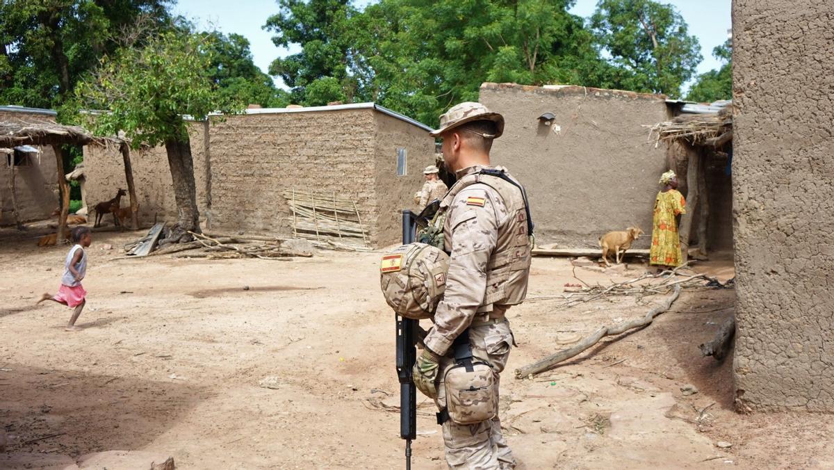 Varios soldados españoles en una patrulla de la misión europea en Mali