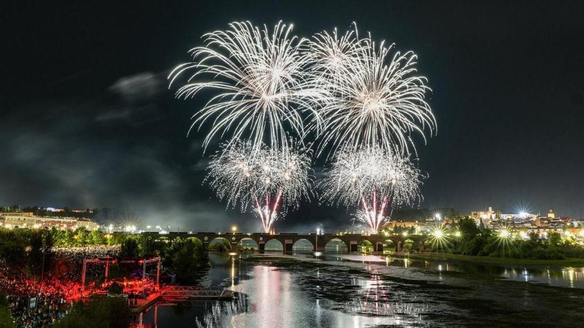 Fuegos artificiales en la noche de San Juan de Badajoz de 2025.