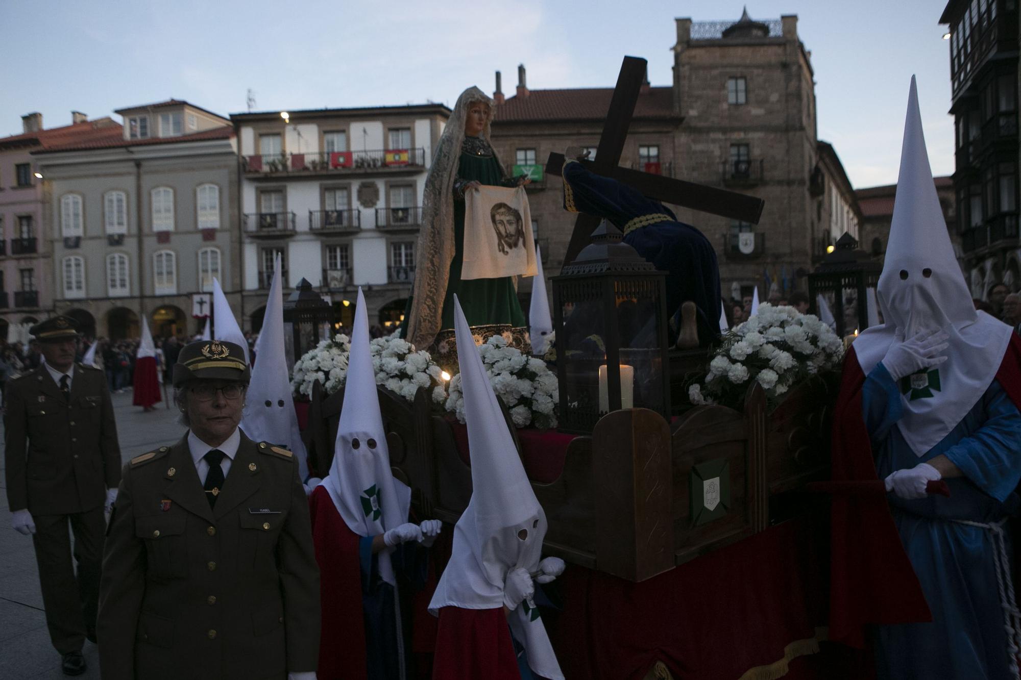 Jueves Santo en Avilés: Procesión del Silencio con los "sanjuaninos"