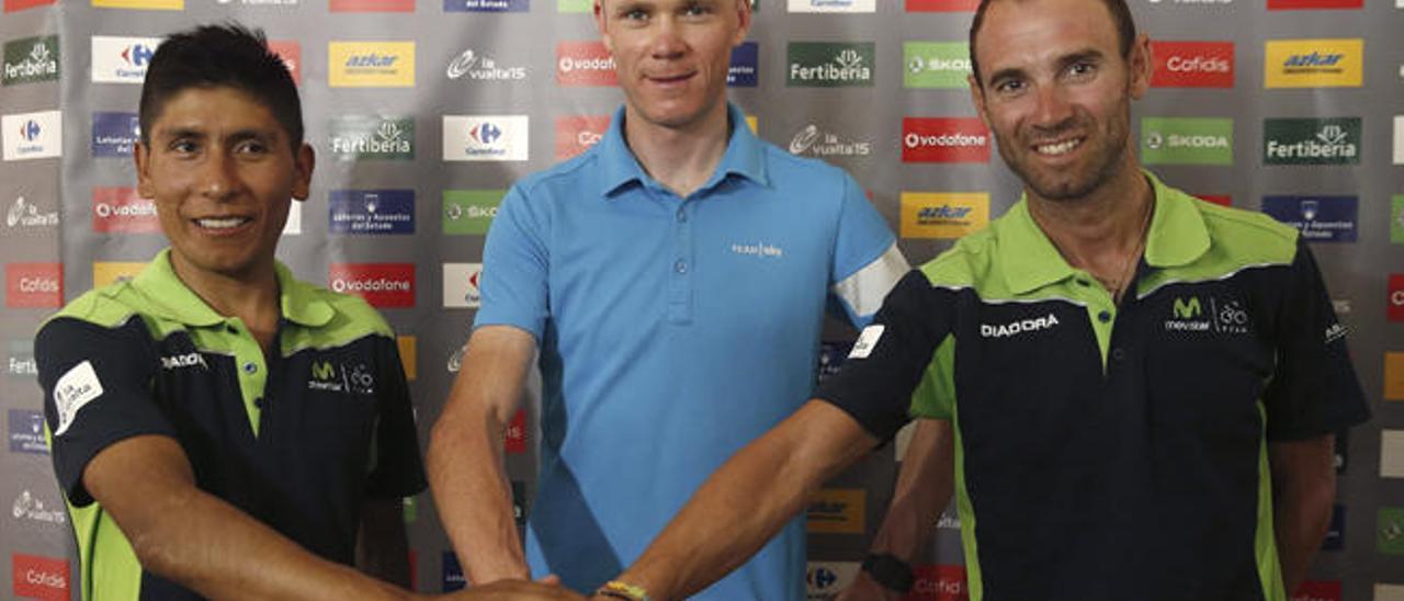 Nairo Quintana (i), Chris Froome (c) y Alejandro Valverde se saludan durante el acto de presentación de equipos de ayer.