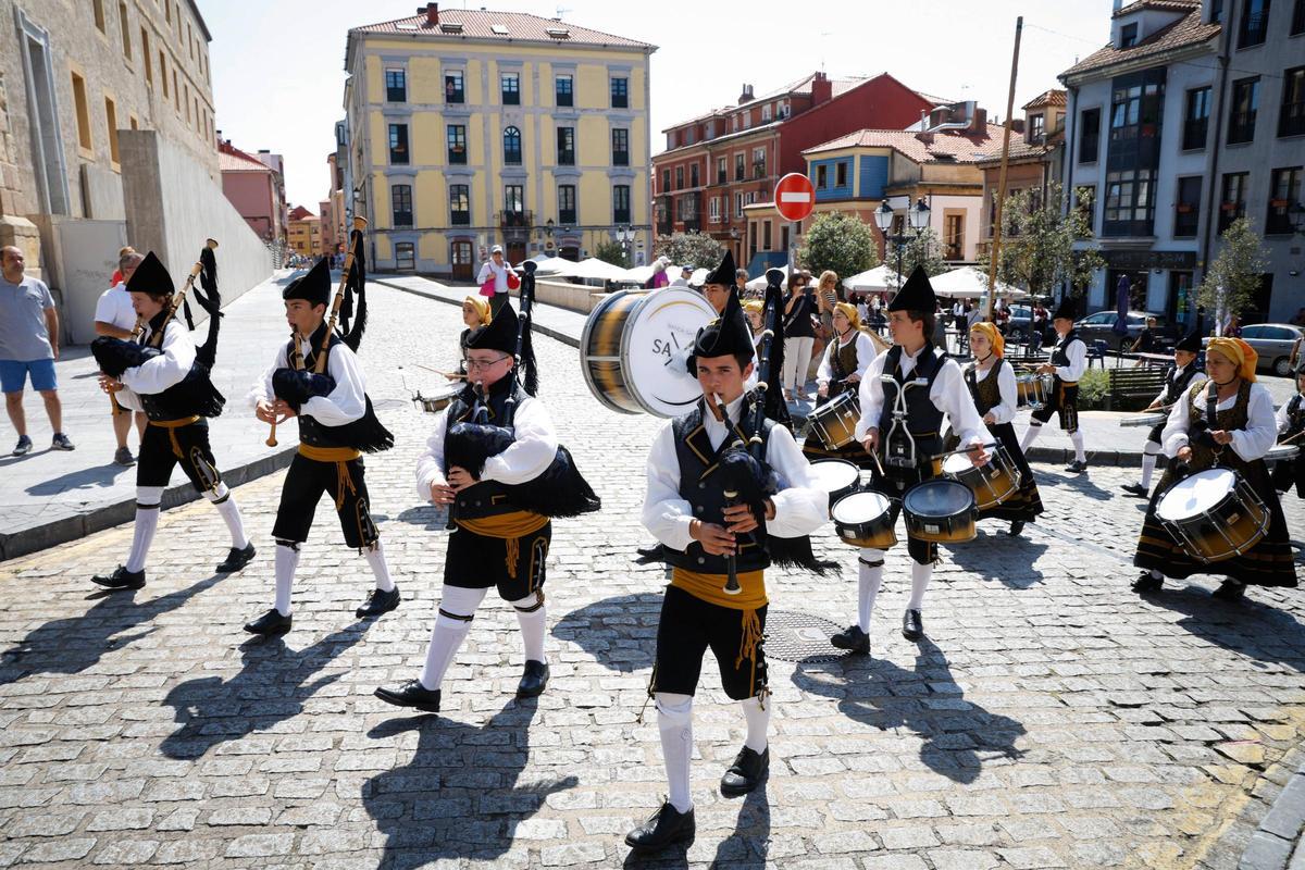 Un grupo folklórico desfila por Cimavilla en un acto del Arcu Atlanticu.