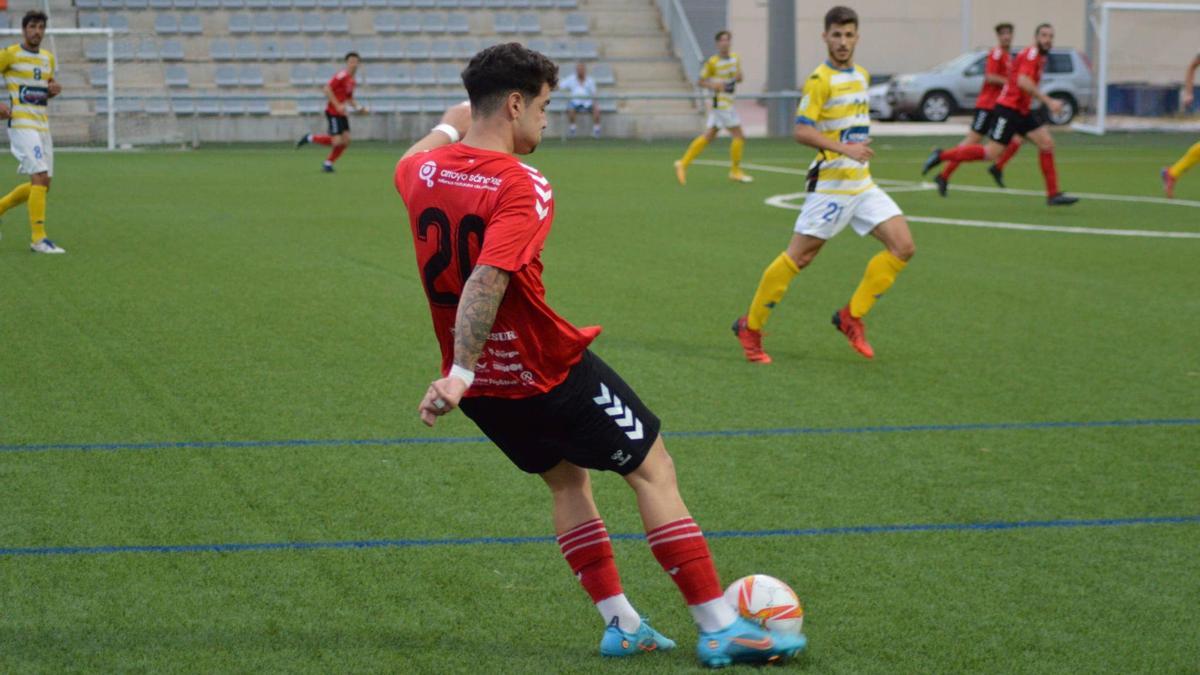 Lance del encuentro entre el Salerm Puente Genil y el Coria CF.