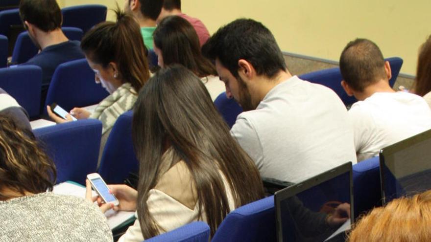 Alumnos del CEU en el taller.