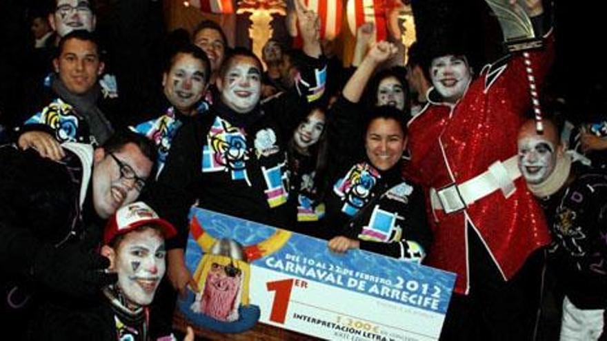 Las murgas Intoxicadas (izquierda), Simplones (derecha) y la afilarmónica Los Tabletúos, durante la noche del pasado viernes, con sus respectivos premios, en el recinto ferial de Arrecife. i SERGIO BETANCORT