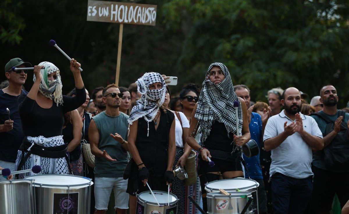 250 personas claman en Ibiza contra el genocidio en Gaza: «El arma más potente de Israel es tu silencio»