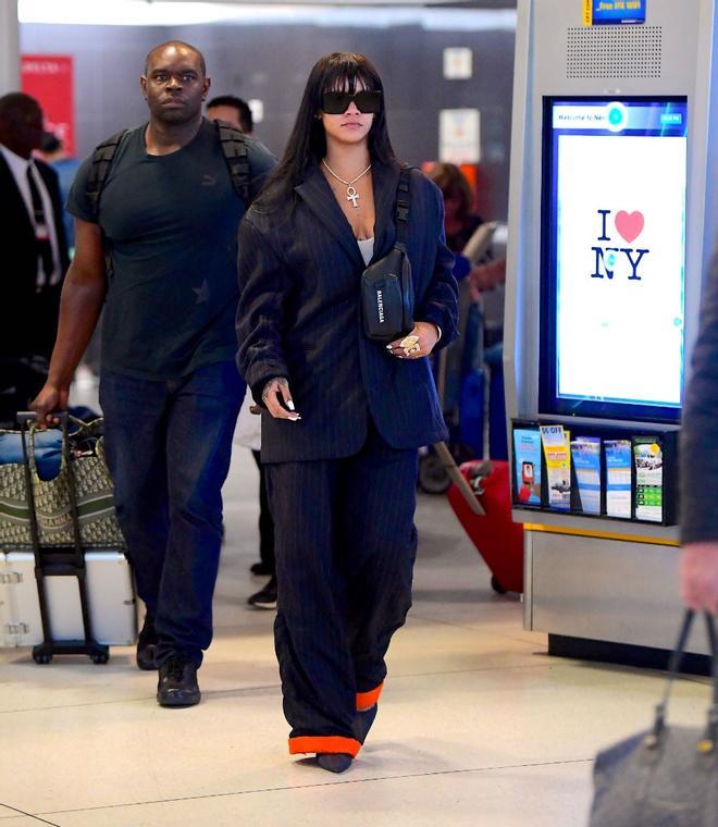 Rihanna luce su nuevo flequillo a su llegada a Nueva York procedente de París, donde ha disfrutado de la Semana de la Moda de la capital francesa