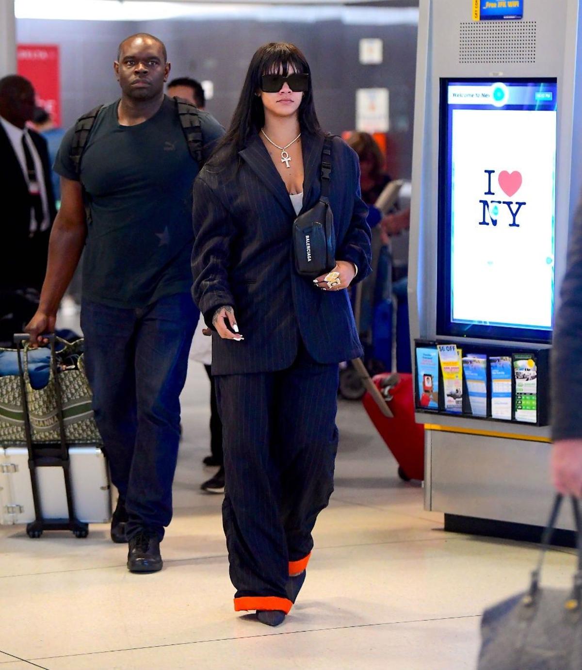Rihanna luce su nuevo flequillo a su llegada a Nueva York procedente de París, donde ha disfrutado de la Semana de la Moda de la capital francesa
