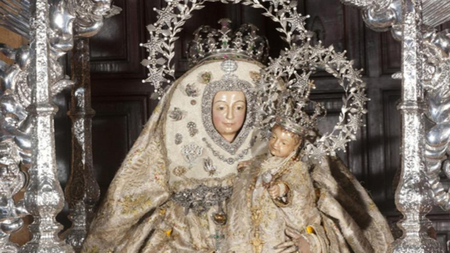 El manto de Los Pinos: la historia del atuendo histórico de la Virgen del Pino que pocos conocen