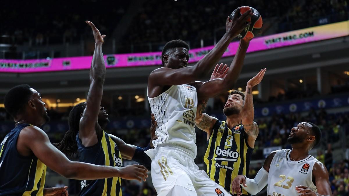 Youssoupha Fall coge un rebote ante Fenerbahçe este último curso