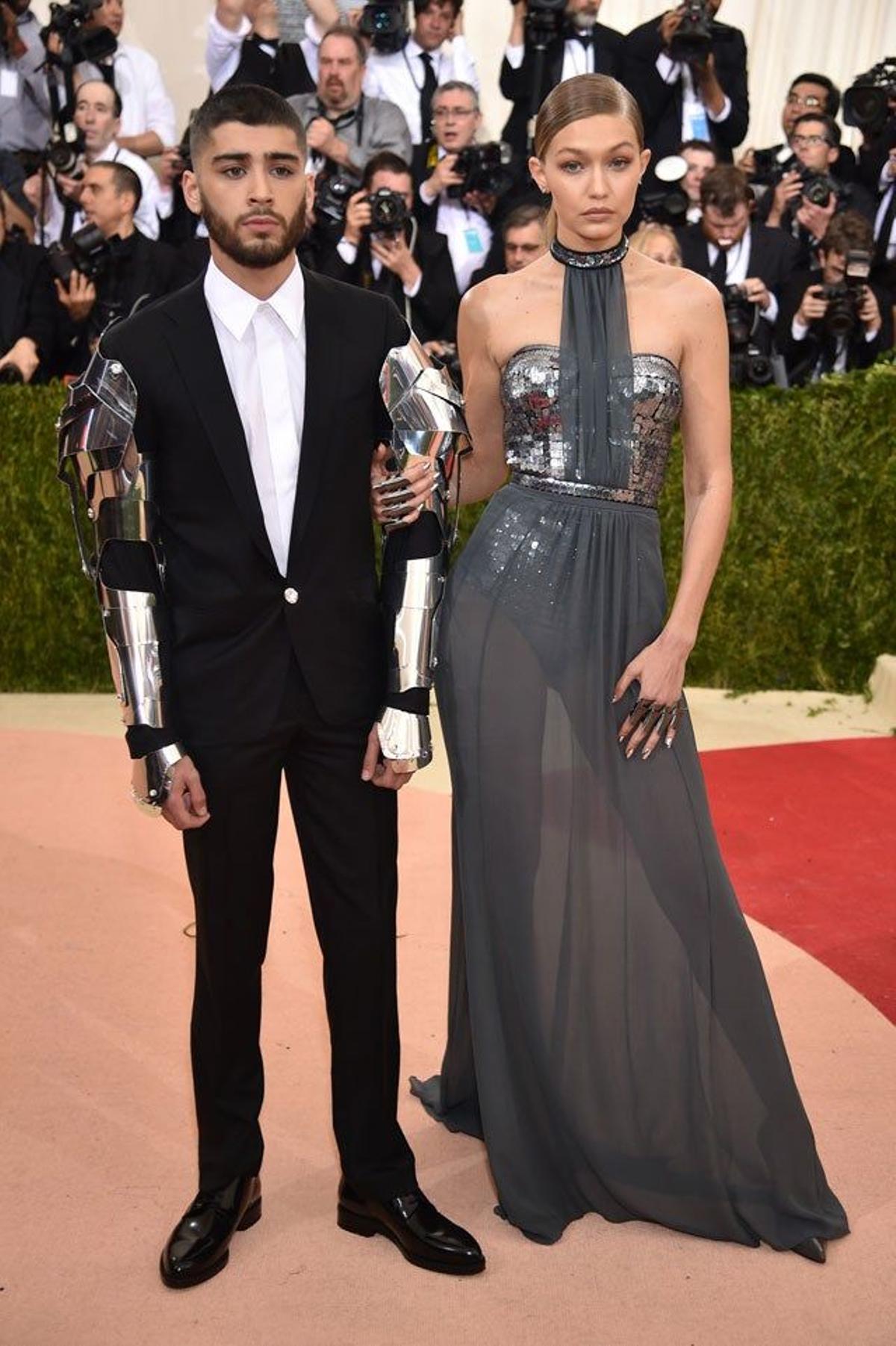 Zayn Malik y Gigi Hadid, en la alfombra roja de la gala Met 2016.