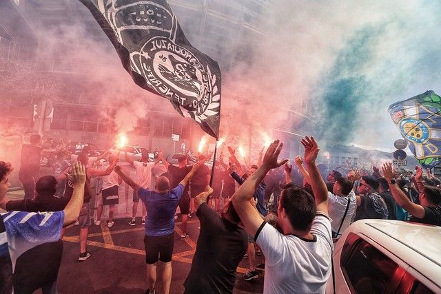 Aliento de la afición a la plantilla del CD Tenerife en el Heliodoro antes del partido ante el Girona