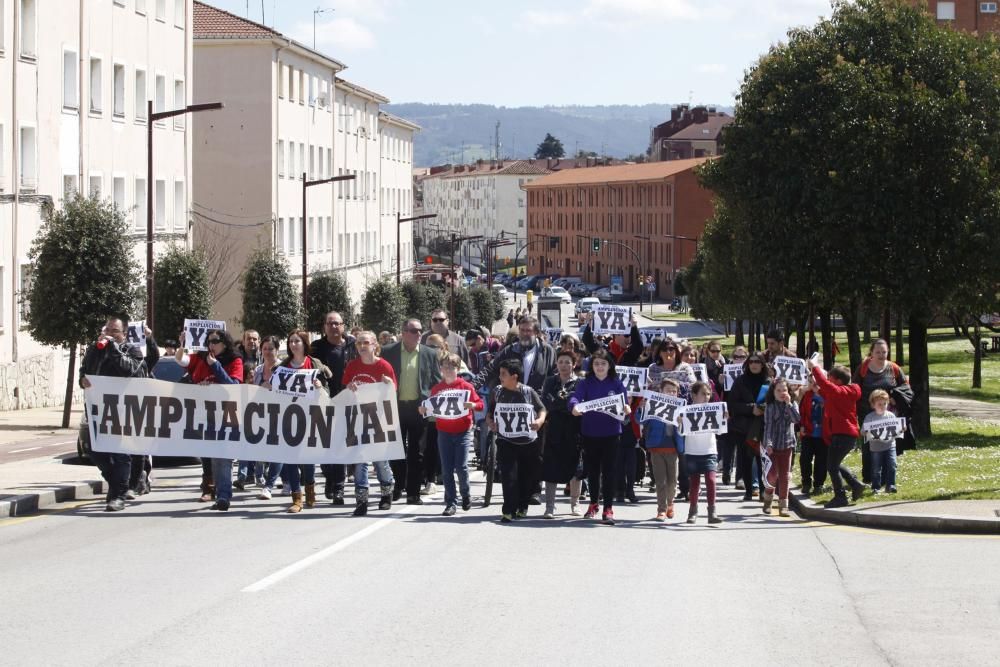 Protesta de estudiantes en Roces por la ampliación de las aulas