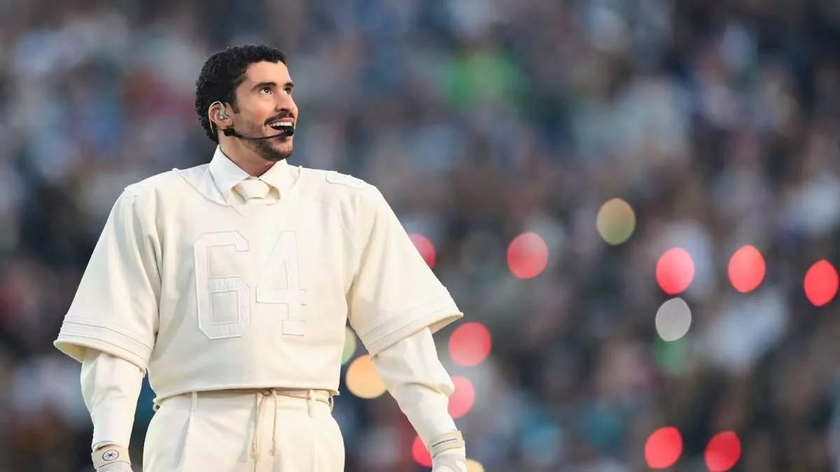 Bad Bunny arrasa en la Super Bowl con dos looks de Zara impecables.