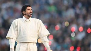 Bad Bunny arrasa en la Super Bowl con dos looks de Zara impecables.