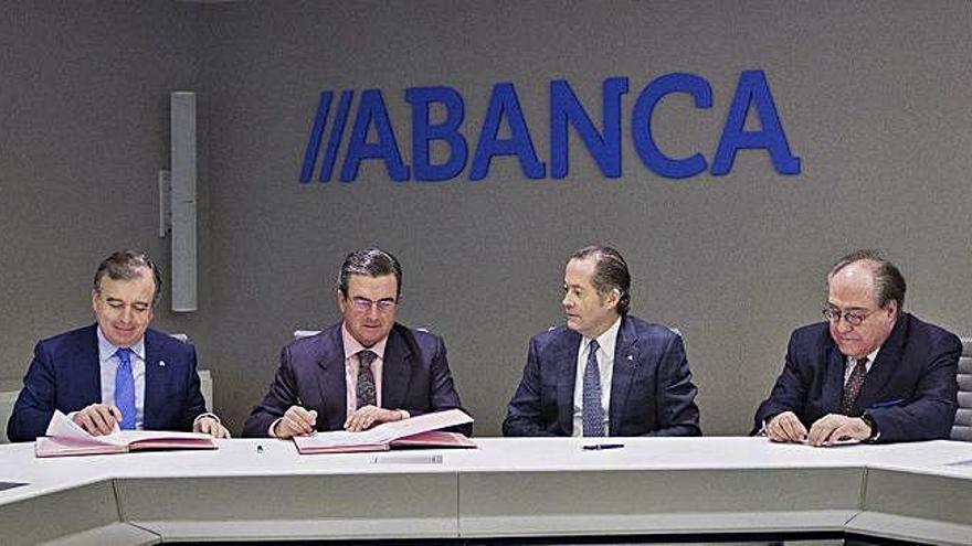 Firma del acuerdo, ayer, en la sede de Abanca en A Coruña.