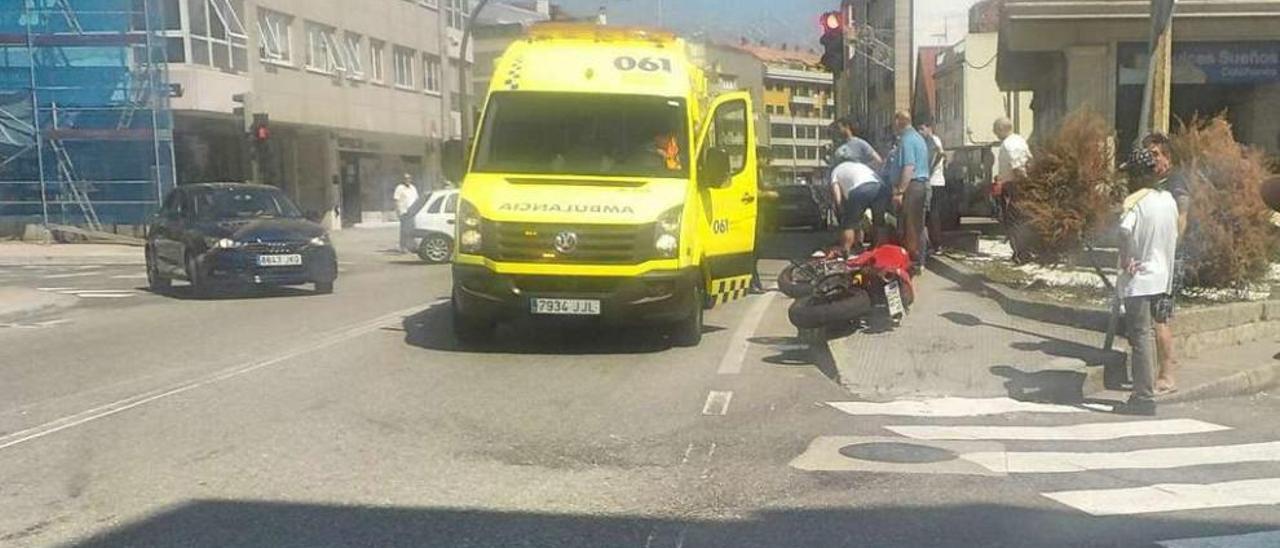 Accidente de una moto y un coche en el cruce de la calle Noria, en Cangas. // Santos Álvarez