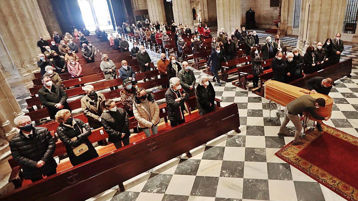 La llegada del féretro con el cuerpo de Ramón Platero a la Catedral de Oviedo. | Miki López