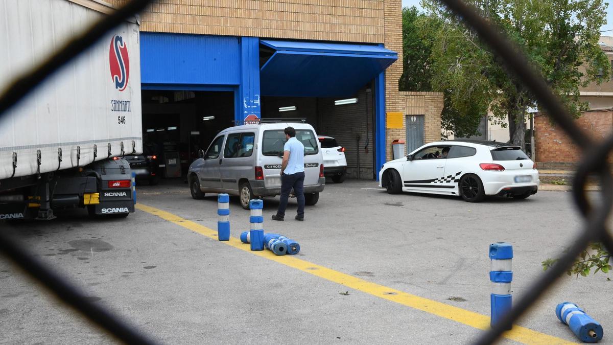 Vehículos esperan para superar la inspección técnica en la estación ubicada en la capital de la Plana.