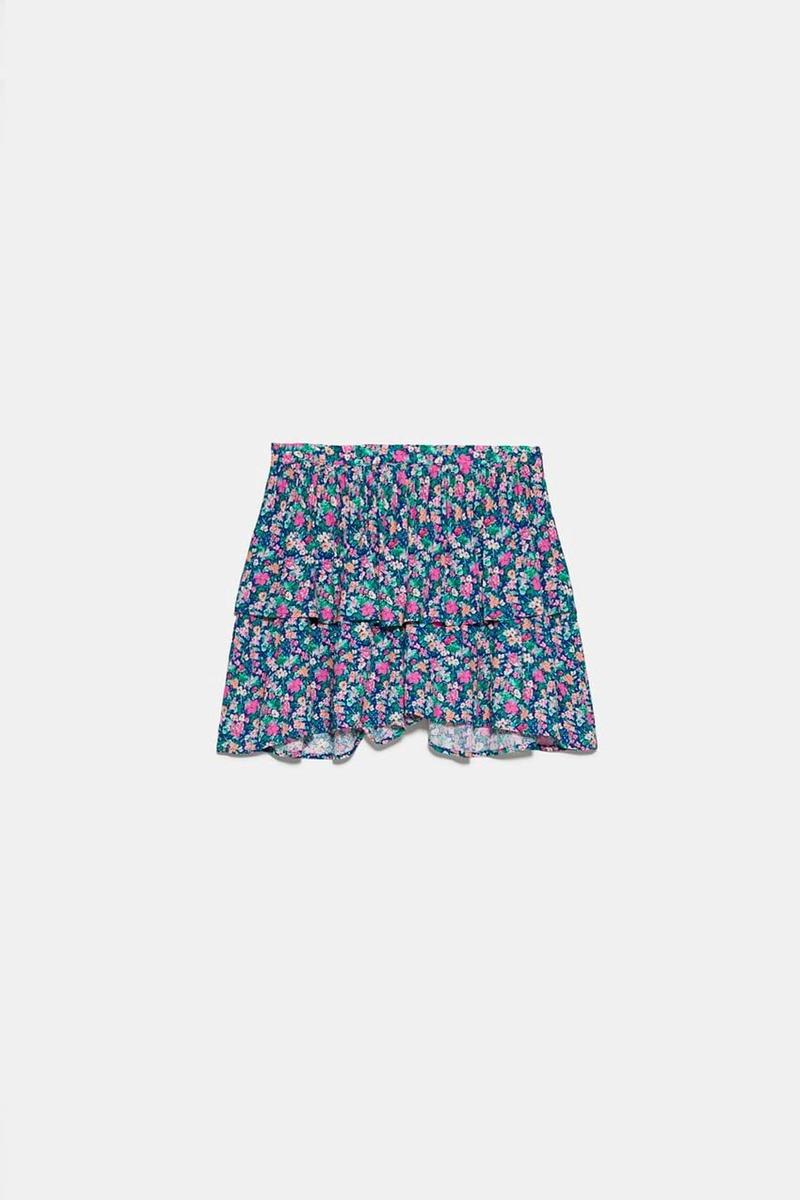 Falda bermuda con estampado de flores. (Precio: 22,95 euros. Precio rebajado: 15,99 euros)