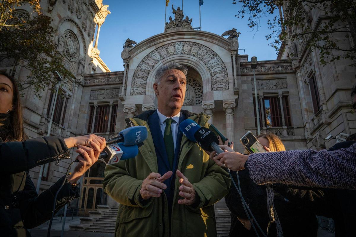 El alcalde de Badalona, Xavier Garcia Albiol, atiende a la prensa a la entrada del juicio por el 'caso antenas'