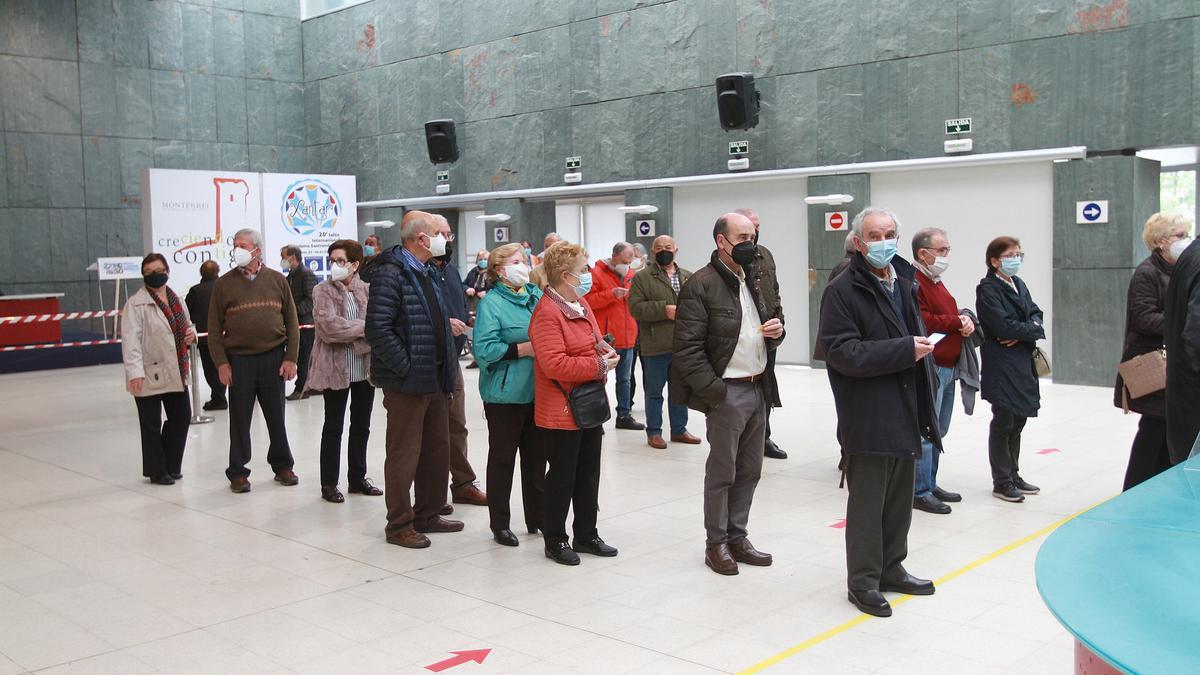 Fila de personas que se iban a vacunar en Expourense. //I. OSORIO