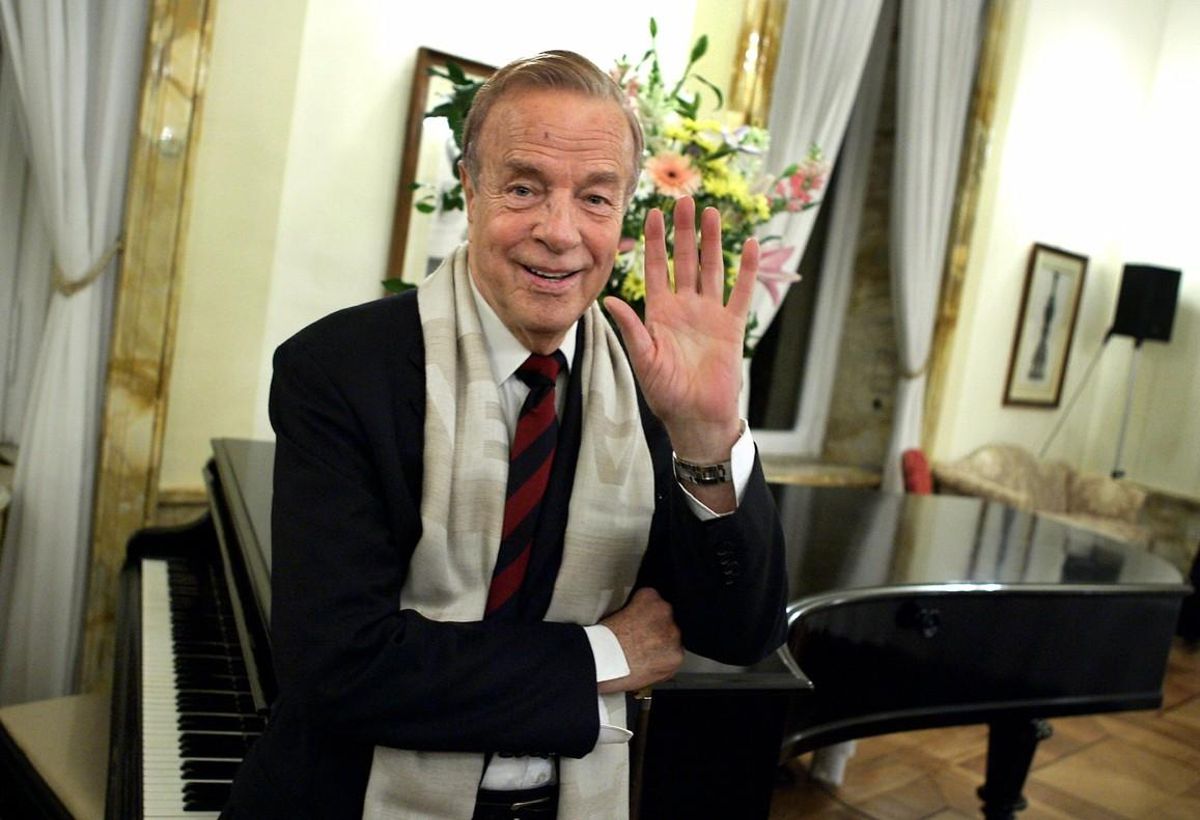 Italy’s film director Franco Zeffirelli waves before of ceremony at the British Embassy in Rome November 24, 2004. Zeffirelli, the legendary filmmaker who has directed greats like Elizabeth Taylor and Placido Domingo, is the first Italian to receive an honorary knighthood from Britain.    REUTERS/Tony Gentile