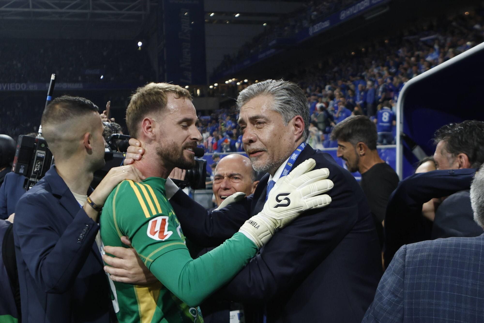 Así se vivió en el Carlos Tartiere la noche del ascenso del Oviedo a Primera División 24 años después