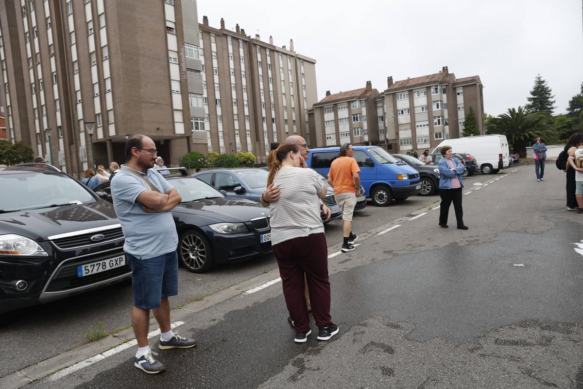El incendio de varios coches en un parking de Gijón, en imágenes