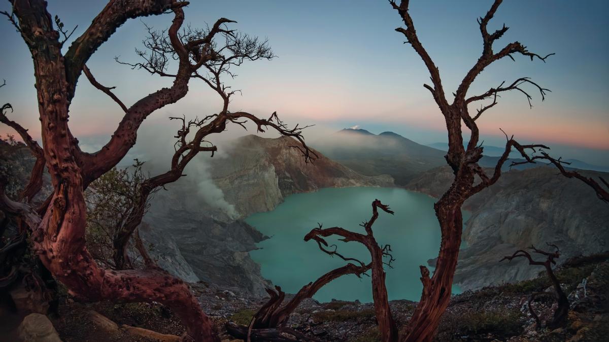 Laguna del cráter del volcán Kawah Ijen