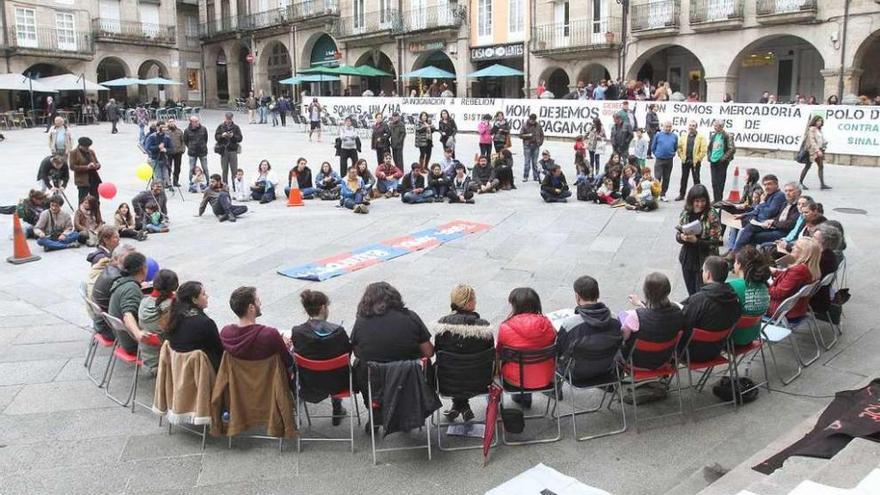 Los colectivos y asistentes crearon un circulo al que se fue sumando la gente. // Iñaki Osorio