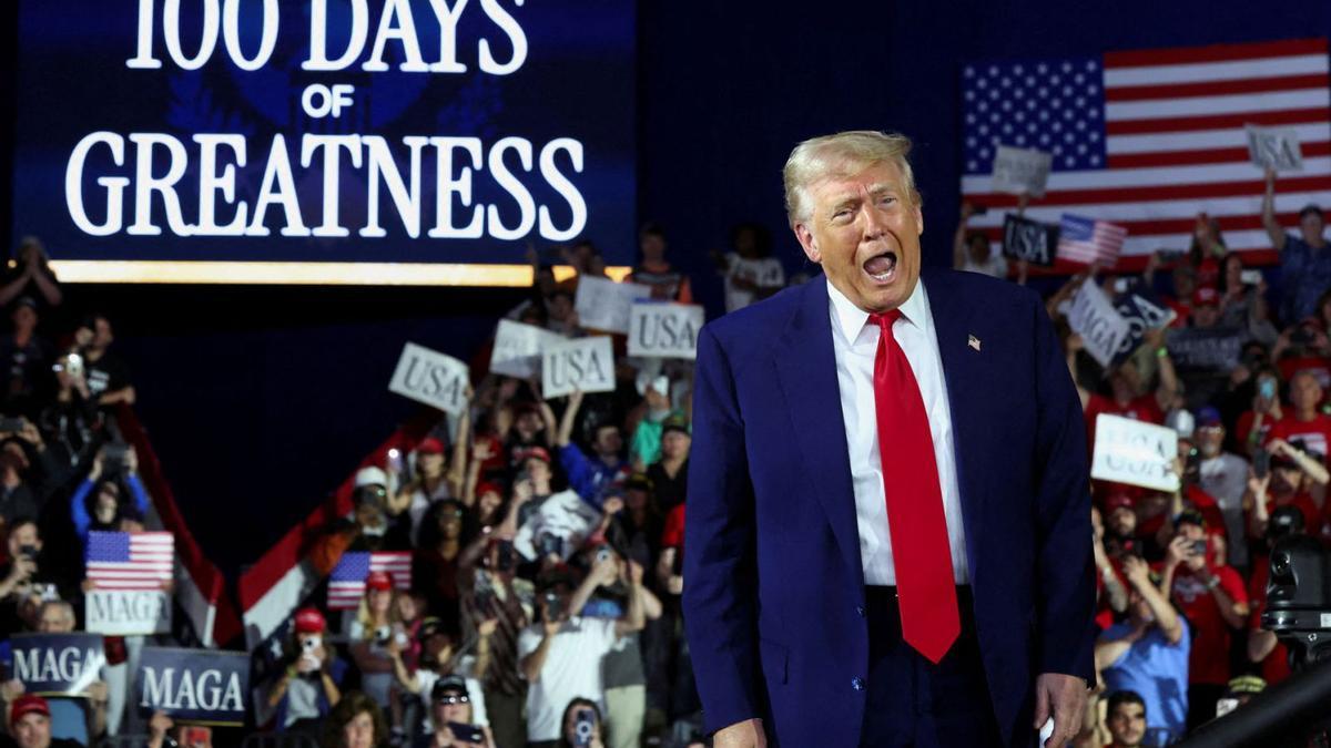 Donald Trump, durante la celeb ración de sus primeros 100 días en la presidencia.a Warren, Michigan, dimarts passat. | EVELYN HOCKSTEIN / REUTERS